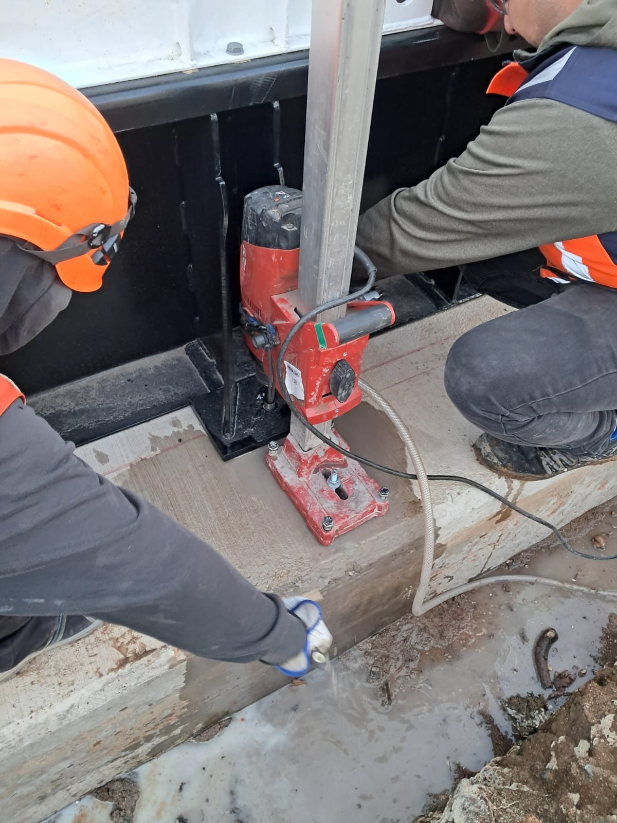 Anclaje de estanque con pernos